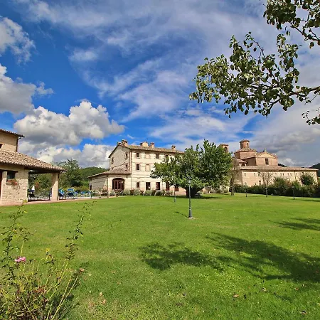 Exquisite In Marche With Swimming Pool Feriehus